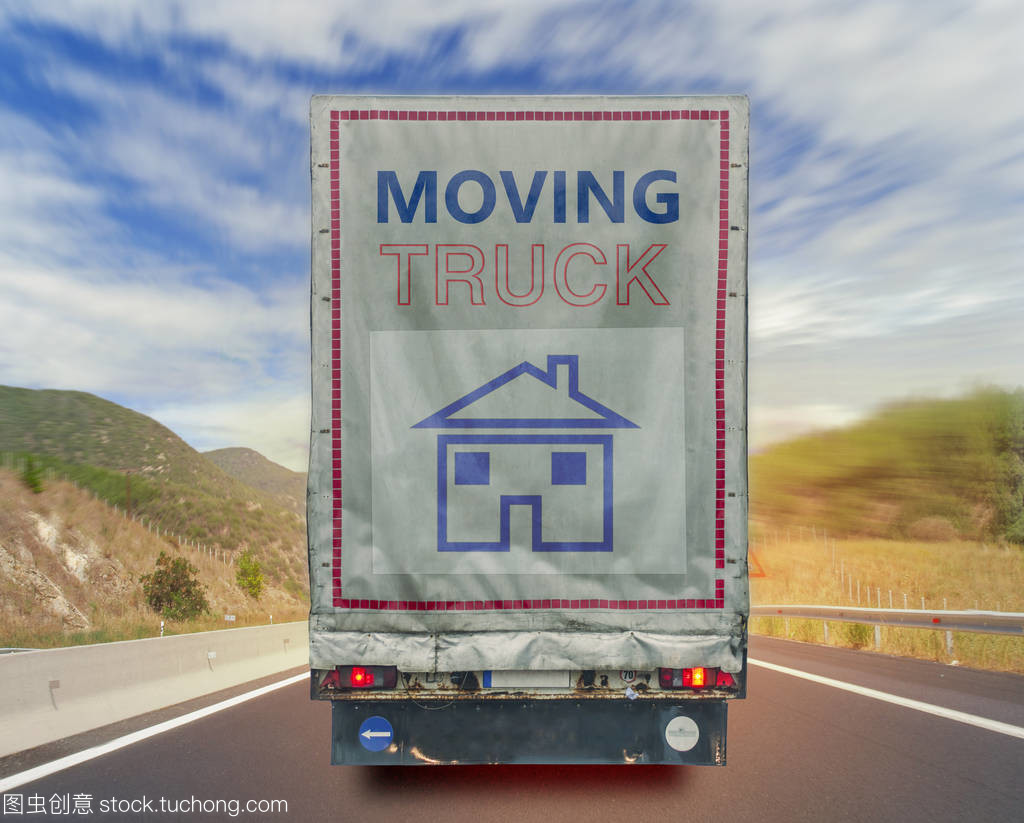 在高速路上滚回移动的卡车运输容器的视图